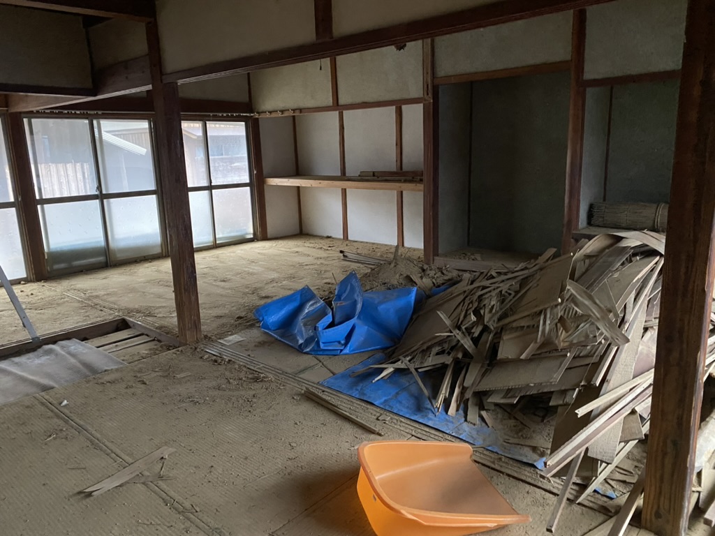 片づけと解体を始めた古民家の室内