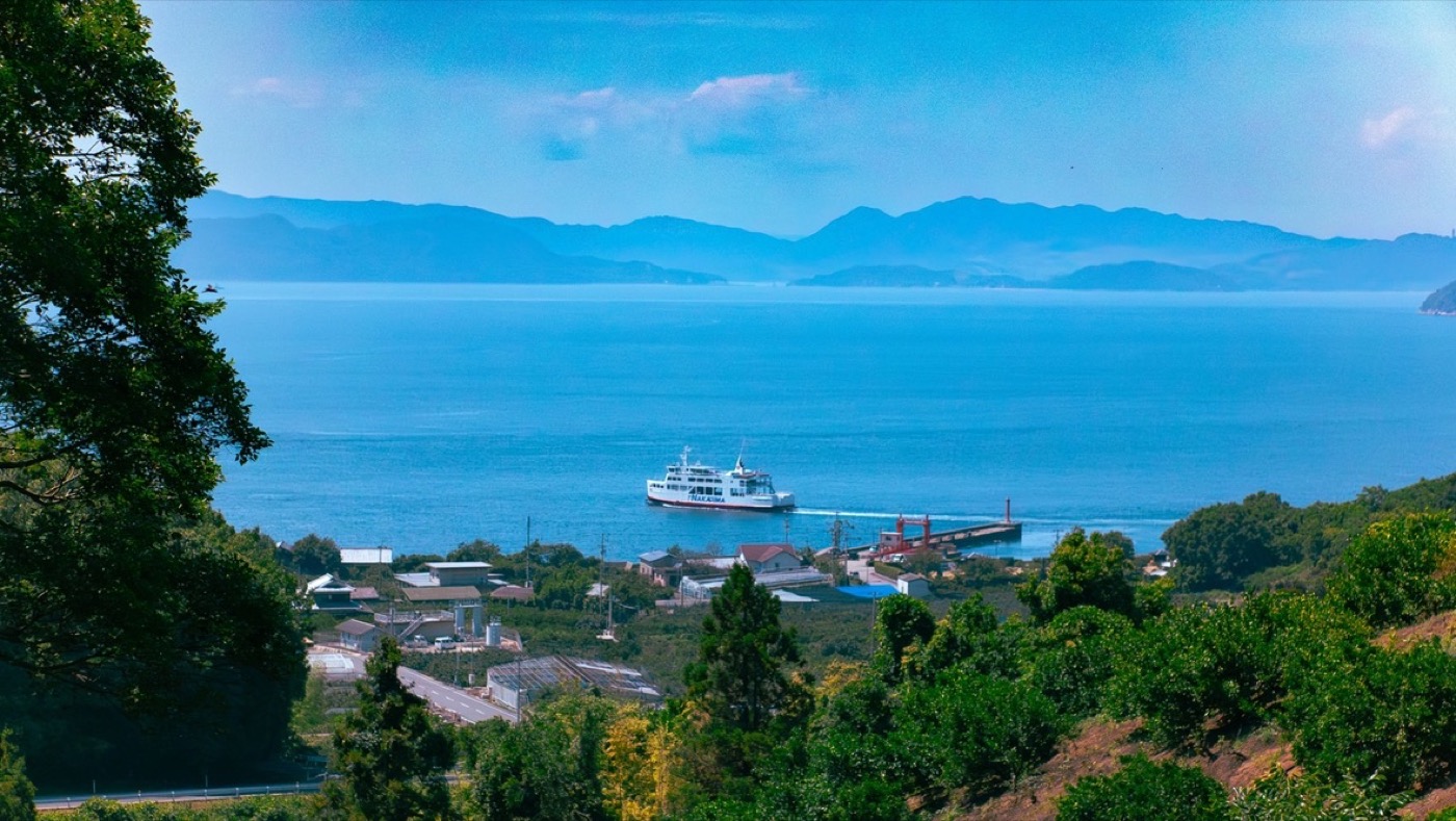 船上から眺める瀬戸内海と中島の風景