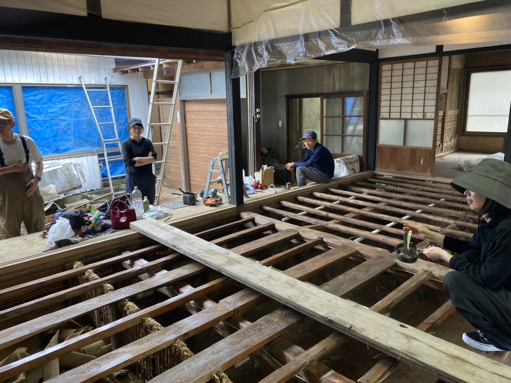 床板を外し、仲間と進めた古民家再生の作業風景