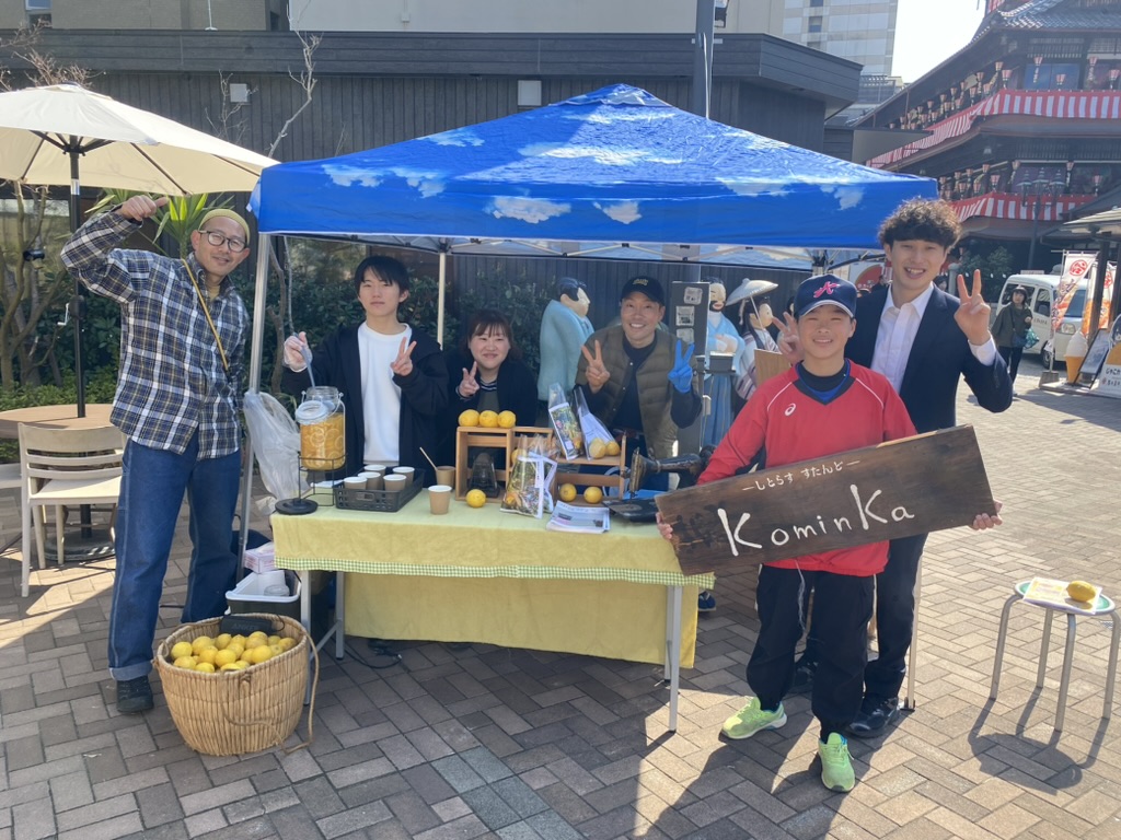 マルシェでレモン商品を販売する様子