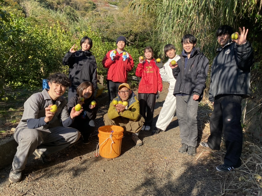 中島のレモン畑で収穫を終えた仲間たち