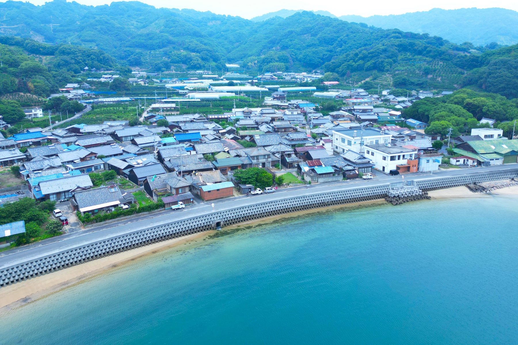 海沿いの集落と山々が広がる中島の風景
