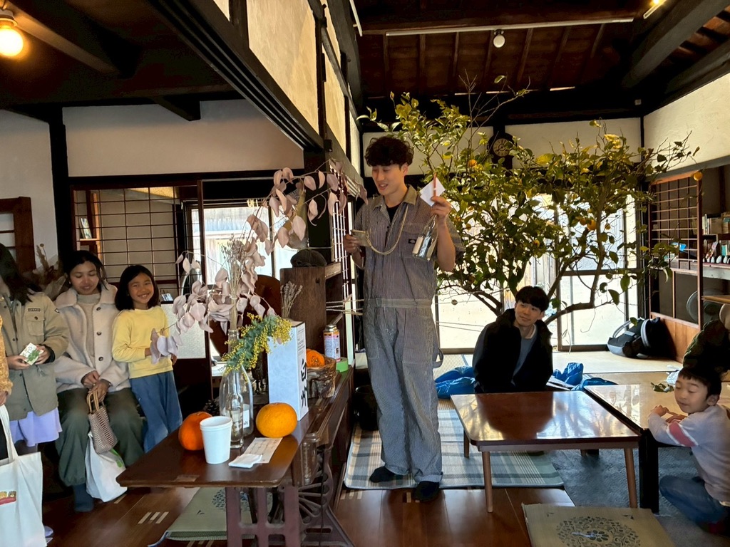古民家で開かれた催しに人が集まっている様子